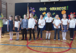 Grupa uczniów klasy 1a wyróżnionych nagrodami.