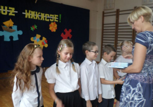 Grupa uczniów klasy 2a wyróżnionych nagrodami.