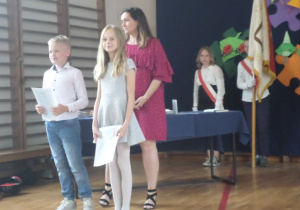Grupa uczniów klasy 4a wyróżnionych nagrodami.