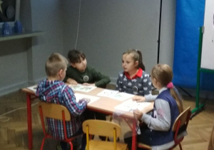 Grupa uczniów klasy 3a w trakcie zajęć.