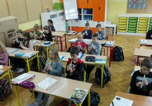 Uczniowie grają na flażoletach.