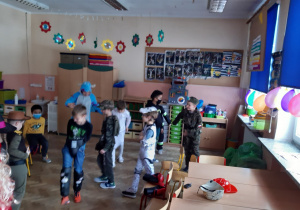 Przebrani uczniowie klasy 2a tańczą w sali lekcyjnej.