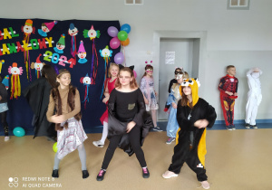 Grupa dziewczynek podczas zabawy w Limbo.