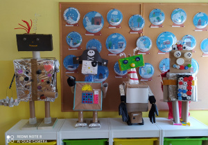 Wystawa czterech robotów wykonanych przez uczniów.