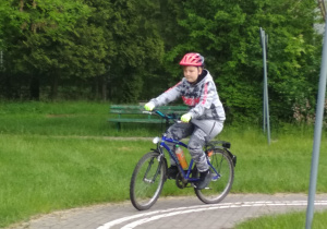 Uczeń jadący na rowerze.
