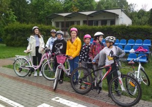 Zdjęcie grupowe, uczniowie z rowerami.