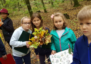 Dziewczynki z bukietem kolorowych liści