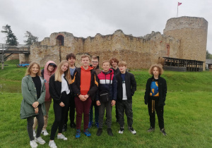 Uczniowie 8b na tle ruin zamku w Inowłodzu