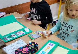Dziewczynki wykonują jesienne albumy