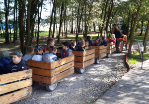 Dzieci w drewnianych wagonikach