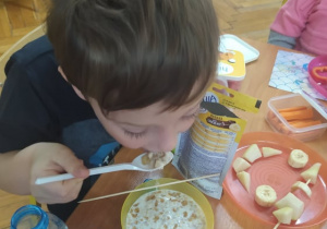 Uczeń spożywa śniadanie przy stole