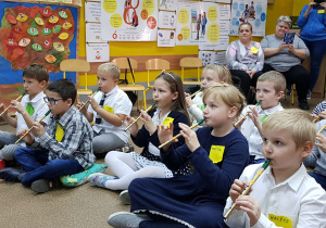 Uczniowie grają na flażoletach