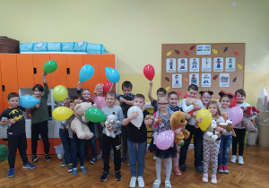 Grupa dzieci z balonami w dłoniach