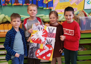 Grupa dzieci prezentuje pracę konkursową LAURKA dla AK-owca.