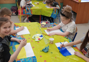 Dzieci maluja flagi Ukrainy.