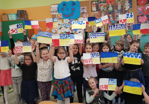 Dzieci prezentują flagi Ukrainy i Polski.