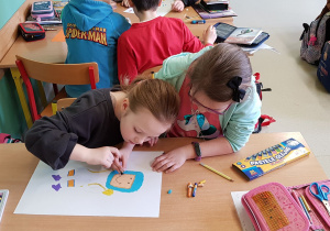 Dzieci rysują postać Grosika.