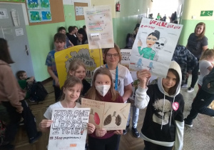 Uczniowie z plakatami o tematyce antynikotynowej