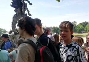 Uczestnicy wycieczki przed Smokiem Wawelskim