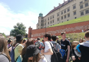 Grupa uczniów pod Wzgórzem Wawelskim