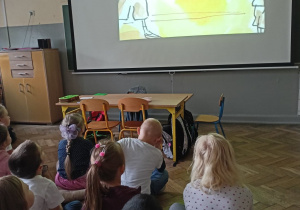 Uczniowie oglądają film