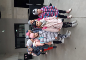 Grupa dzieci przy wejściu do ZOO