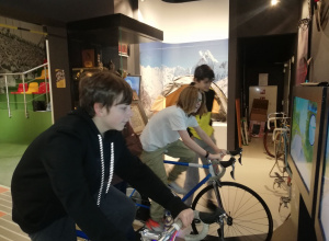 Troje uczniów na rowerach.