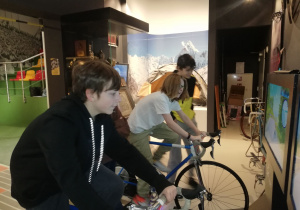 Trzech uczniów na rowerach