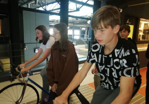 Troje uczniów na rowerach