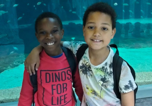 Dwóch uczniów przed akwarium