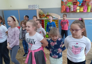 Uczniowie tańczą zumbę
