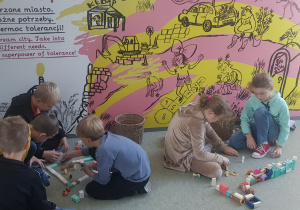 Dzieci układają klocki podczas zajęć w Centrum Dialogu.
