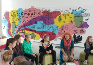 Dzieci siedzą w kręgu podczas zajęć w Centrum Dialogu.
