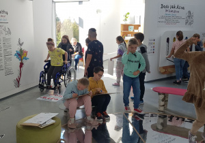 Dzieci podczas zajęć w Centrum Dialogu.