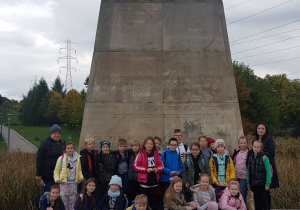 Uczniowie klasy 3a pozują do zdjęcia pod Pomnikiem Polaków Ratujących Żydów.