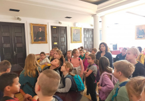 Dzieci zwiedzają Urząd Miasta Łodzi.