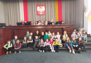Uczniowie w sali obrad Rady Miejskiej.