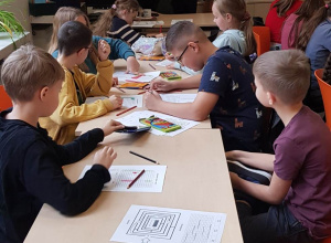 Uczniowie klasy 3a na zajęciach w Wojewódzkie Bibliotece Publicznej