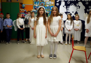Dziewczynki odgrywające rolę aniołów śpiewają kolędę Marzena
