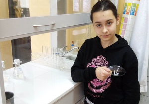 Uczennica kl 7a Oliwia Grabarczyk prezentuje spreparowane kryształy chlorku sodu