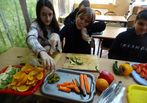 Uczniowie kroją owoce i warzywa