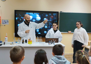 Przedszkolaki obserwują pokazy chemiczne