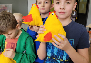 Trzech uczniów ze złocistymi kurczaczkami