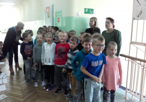 Uczniowie 1 b śpiewają piosenkę.