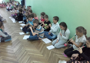 Dzieci grają na flażoletach.