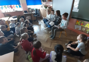Uczniowie klasy 4a czytają baśnie młodszym kolegom
