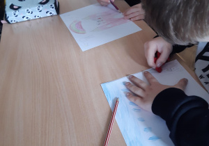 Uczniowie wykonują rysunki