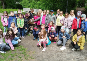 Zdjęcie grupowe z Plastusiem w parku Sienkiewicza