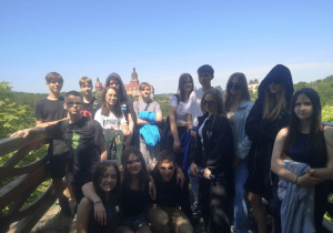 Grupa uczniów z klasy 8b na tle Zamku Książ