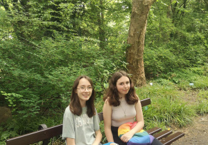 Dwie uczennice siedzą na ławce w parku